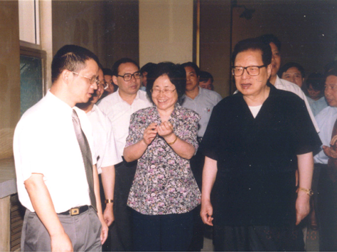 2001年9月10日，原中共中央政治局常委、全国人大