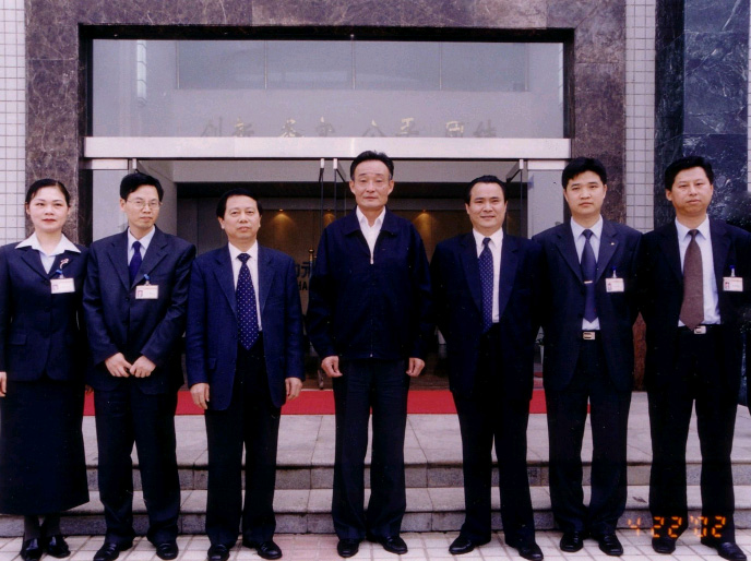 2002年4月22日，时任中共中央治政局委员、国务院