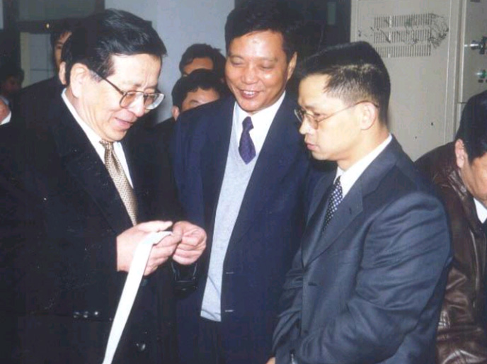 2001年2月1日，时任中共中央政局侯补委员、书记