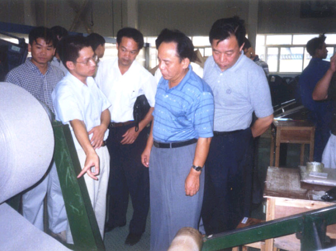 2002年8月，原省委副书记吴向东（前右）来长沙力