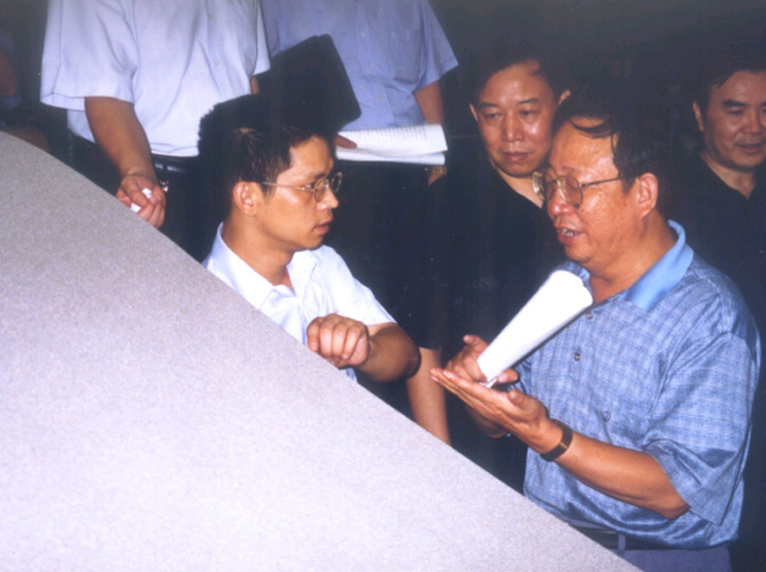 2003年6月，原湖南省委书记杨正午（右）来长沙力